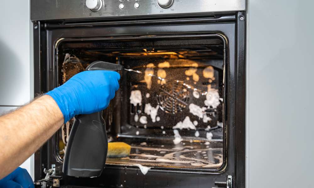 How to clean a dirty microwave