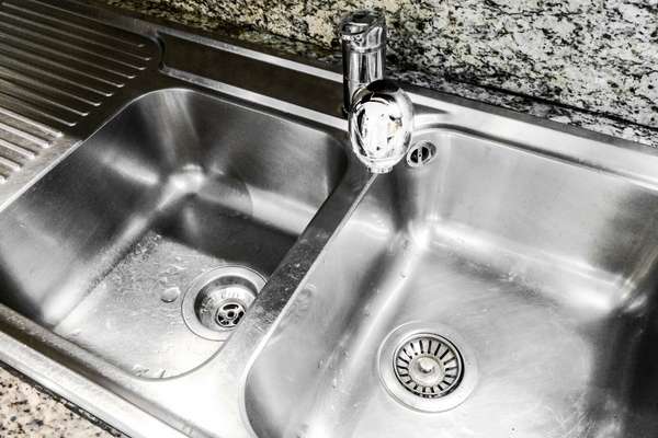 Rinse the entire surface of your sink, efficiently.